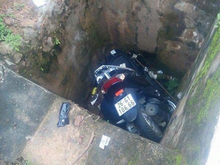 Chiếc xe máy cùng thi thể anh Q được người dân địa phương phát hiện dưới cống thoát nước ven Quốc lộ 6. Ảnh: Dân Việt
