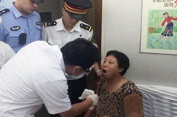 Người phụ nữ có tên Jiao Yuan, 40 tuổi, khi ấy đang đi cùng chồng và một người bạn trên chuyến tàu ở vùng Guangxi, Trung Quốc.