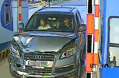 Sau khi gây tai nạn, tài xế xe Audi đã bỏ chạy khỏi hiện trường và bị camera trạm thu phí ghi lại.
