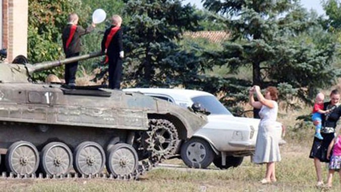 Chiếc xe tăng chở cậu bé gây chú ý khi xuất hiện tại một ngôi trường ở thành phố Donetsk, Ukraine. Ảnh: CEN.