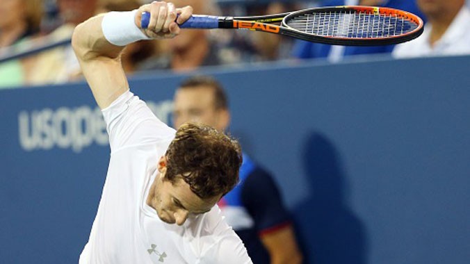 Murray tức giận đến mức đập vợt. Ảnh: Reuters.