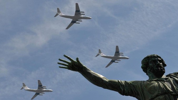Các máy bay vận tải Nga bay qua Quảng trường Đỏ trong cuộc duyệt binh hồi tháng 5. Ảnh: AFP.