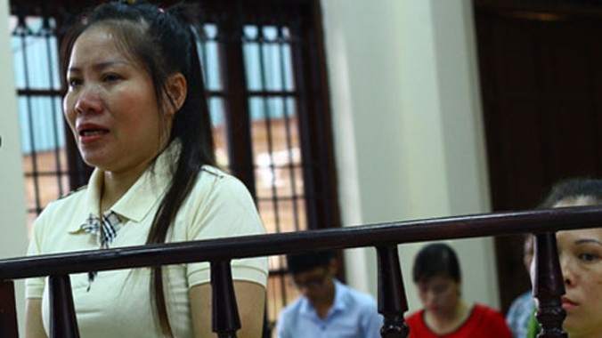 Nguyệt (đứng, khóc) và Trang tại phiên toà sơ thẩm.
