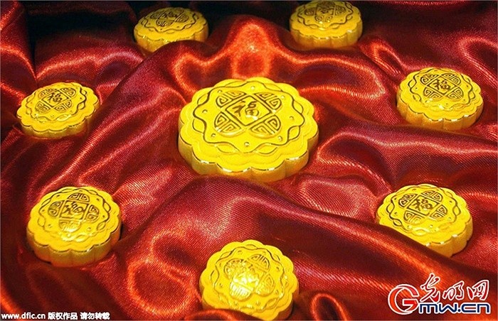 Một cửa hàng vàng ở Tô Châu (Trung Quốc) vừa giới thiệu sản phẩm bánh Trung Thu bằng vàng sắp được bán ra thị trường.