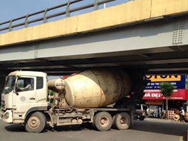 Chiếc xe bồn mắc kẹt khoảng 3 phút tại gầm cầu vượt Lê Văn Lương. Ảnh: CTV cung cấp.