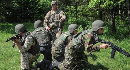 Cố vấn Mỹ huấn luyện lực lượng Vệ binh Quốc gia Ukraine. Ảnh AP.