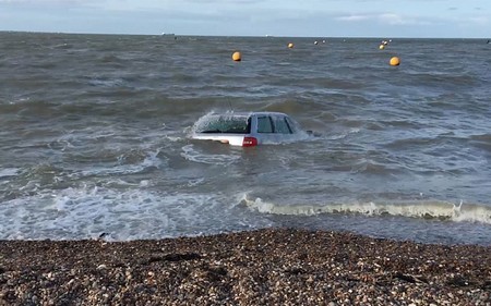 Chiếc Audi A6 bị thủy triều cuốn ra xa.