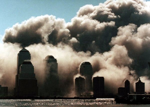Vụ khủng bố tạo ra đám bụi khổng lồ bốc cao hàng nghìn mét trên bầu trời thành phố New York. Ảnh: New York Times.