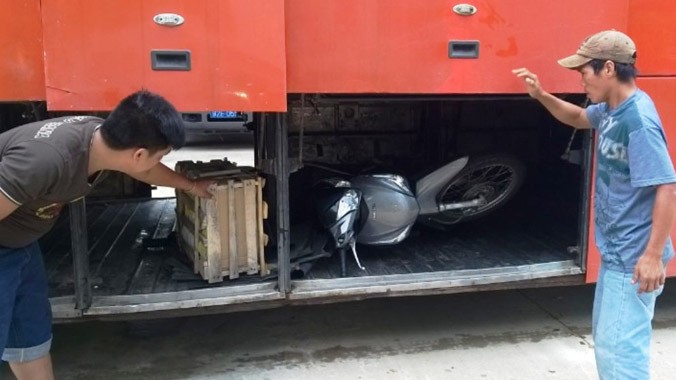 Xe máy mất trộm được bỏ trong hầm xe khách. Ảnh: CSGT cung cấp.