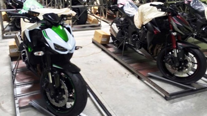 Một trong 3 đại lý Kawasaki chính hãng tại Việt Nam vừa nhận đặt cọc lô hàng 10 chiếc Kawasaki Z1000 2016 được cho sắp cập cảng Sài Gòn.