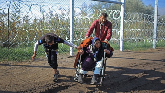 Người di cư tại biên giới Hungary với Serbia. Ảnh: Getty.