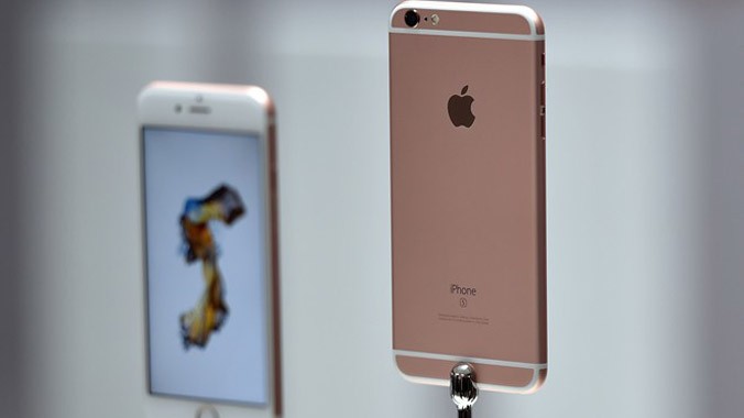 iPhone 6S màu vàng hồng có tạo cơn sốt như iPhone 5S vàng 2 năm về trước? Ảnh:Getty Images.