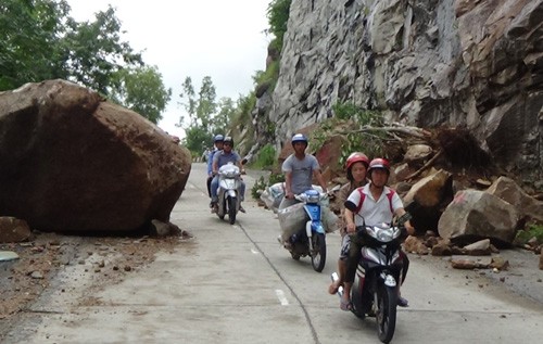 Các tảng đá lớn có nguy cơ đổ sập được đưa xuống núi, di dời nơi khác. Ảnh: A.X.