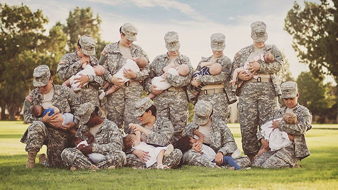 10 nữ quân nhân Mỹ vén đồng phục cho con bú tại căn cứ quân sự Fort Bliss, Texas. Ảnh: Tara Ruby.