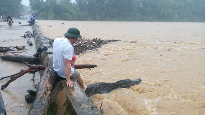 Mưa lớn, lũ dâng cao tại huyện Hương Sơn.