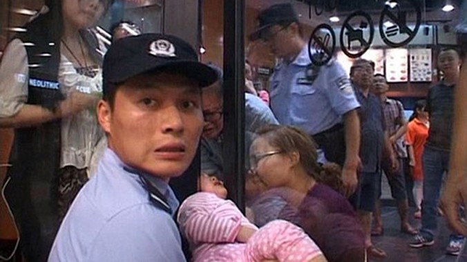 Bé gái 2 tuổi bị kẹt đầu vào bản lề cửa kính đã gây bàng hoàng cho cả nhân viên và những thực khách trong nhà hàng ở Trung Quốc.