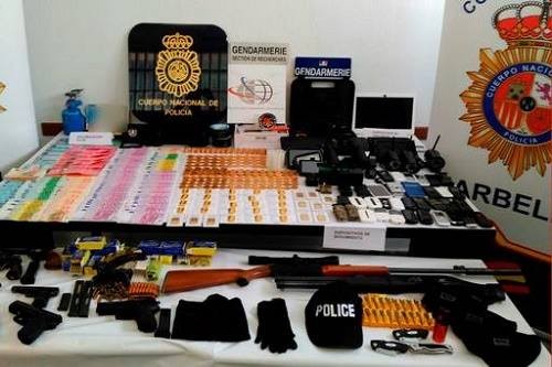 Những thỏi vàng, súng và tiền mặt được cảnh sát tìm thấy sau khi bắt giữ nhóm tội phạm. Ảnh: Independent.