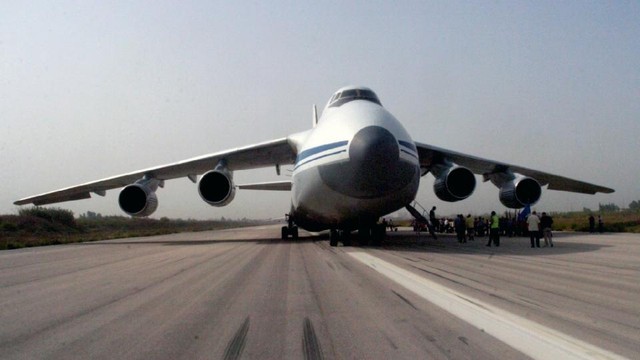 Máy bay Nga chở hàng viện trợ nhân đạo tại sân bay quốc tế ở Latakia, Syria. Ảnh: AFP.