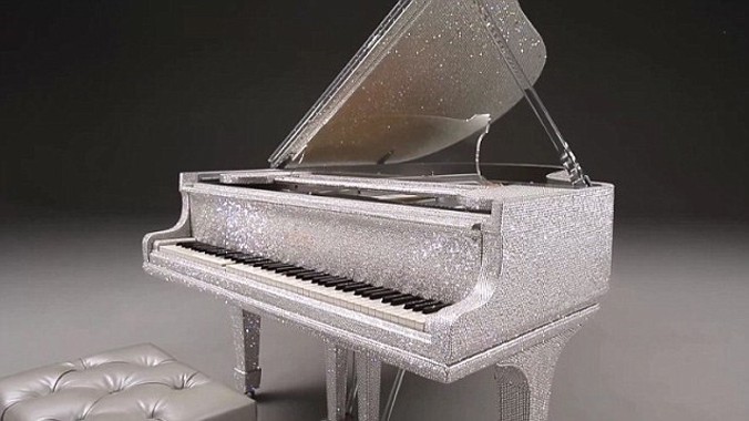 Cây đàn piano nạm kim cương xa xỉ này có giá bán 627.000 USD (tương đương hơn 14 tỷ đồng) và được đặt hàng bởi tỷ phú Sheikh ở Qatar.