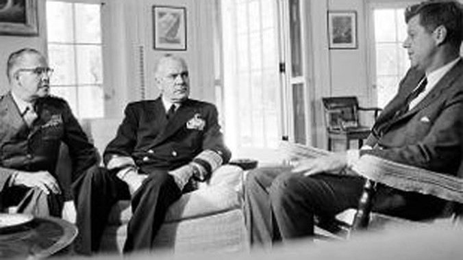 Tổng thống Kennedy thảo luận cùng Tham mưu trưởng Thủy quân lục chiến David Shoup và Đô đốc George Anderson, Tư lệnh hành quân biển.