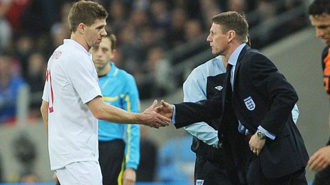 Steven Gerrard không ưa gì Stuart Pearce (ảnh trên) sau khi bị tước băng thủ quân trong toilet.