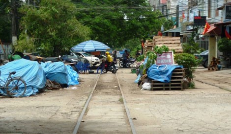 Đường sắt Hải Phòng - Hà Nội tiềm ẩn nguy cơ tai nạn từ những đường ngang dân sinh giao cắt.