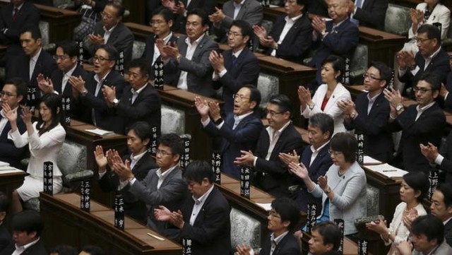 Các nghị sĩ đảng cầm quyền hưởng ứng khi dự luật an ninh mới được thông qua tại Thượng viện ngày 19/9. Ảnh: AFP.