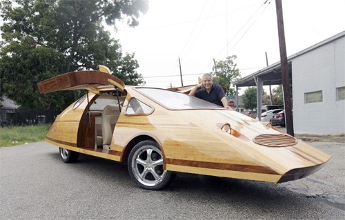 Isaac Cohen tự chế các mẫu xe gỗ tại chính cửa hàng ở Houston, Texas.
