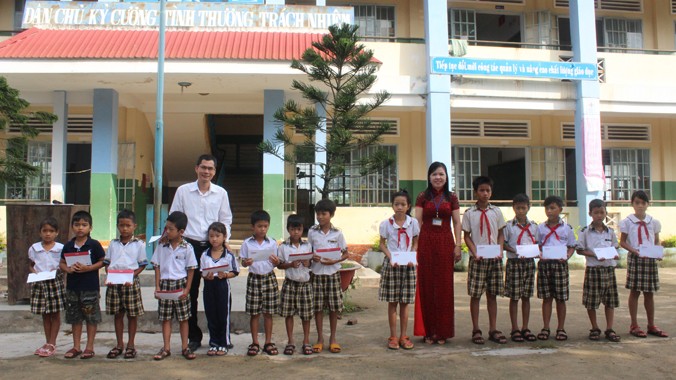 Báo Tiền Phong tặng quà, học bổng cho học sinh nghèo