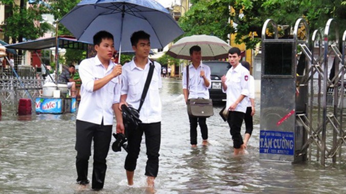 Trận mưa kéo dài 3 tiếng sớm nay biến nhiều tuyến phố Hải Phòng thành sông. Ảnh: Giang Chinh.