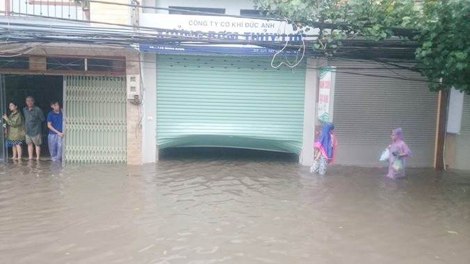 Nước đánh bung cửa nhà dân trên đường Minh Khai.