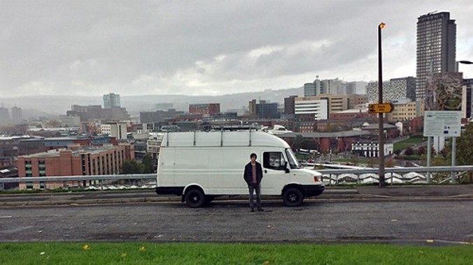 Mike và chiếc xe của mình đang chuẩn bị rời khỏi Sheffield vào đầu năm 2014. Ảnh: Mike Hudson.