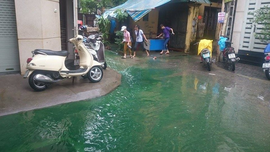 Cận cảnh ngõ phố Hà Nội ngập nước màu xanh kỳ lạ