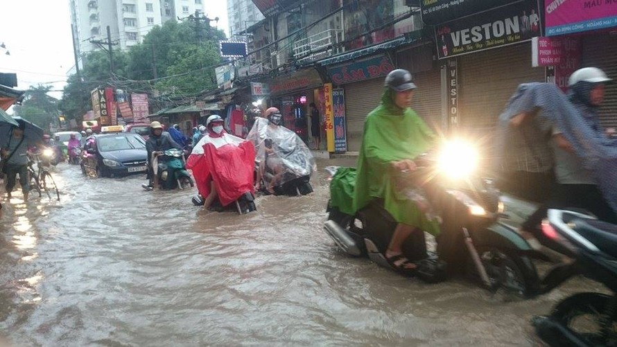 Nước ngập lút bánh xe trên phố Định Công.