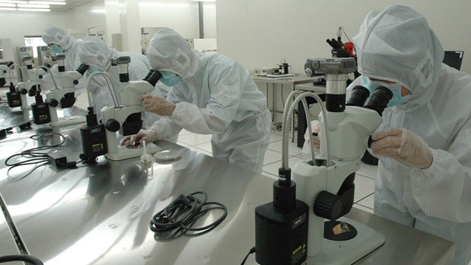 Các kỹ sư của Trung tâm Nghiên cứu và Đào tạo Thiết kế vi mạch, Đại học Quốc gia TPHCM chế tạo chip sinh học tại Khu Công nghệ cao TPHCM.