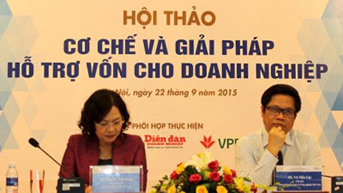 Trong khi Chủ tịch VCCI - Vũ Tiến Lộc (phải) đề nghị giảm lãi suất, Phó thống đốc Nguyễn Thị Hồng (trái) cho rằng cần thận trọng với lạm phát. Ảnh: T.L.