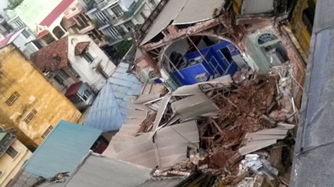 Hiện trường vụ sập tòa nhà ở số 107 Trần Hưng Đạo, Hà Nội trưa 22/9. Ảnh: Tiến Nguyên.