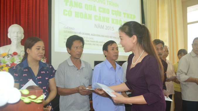 Bà Trần Kim Dung, Phó Giám đốc Chi nhánh Ngân hàng TMCP Quân đội tại Phú Thọ tặng quà cho các cựu TNXP. Ảnh: K.N.