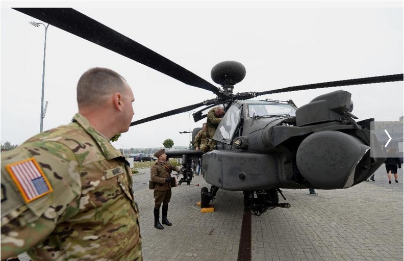 Một chiếc trực thăng Boeing AH-64 Apache trưng bày tại Triển lãm công nghiệp quốc tế lần thứ 23. Ảnh: AFP.