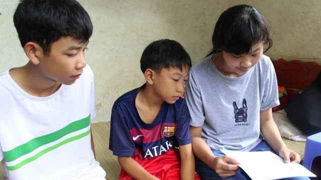 Cầm giấy báo nhập học trong tay nhưng Trang không dám quyết định đi tiếp vì nghĩ cho 2 người em của mình.