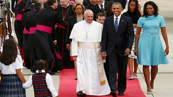 Gia đình Tổng thống Obama cùng các quan chức và người dân Mỹ nghênh đón Giáo hoàng Francis tại căn cứ không quân Andrews. Ảnh: Reuters.