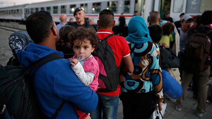 Nhiều người Syria giả mạo trà trộn vào dòng người di cư để lên tàu ở Tovarnik, Croatia đến Đức. Ảnh: Reuters.