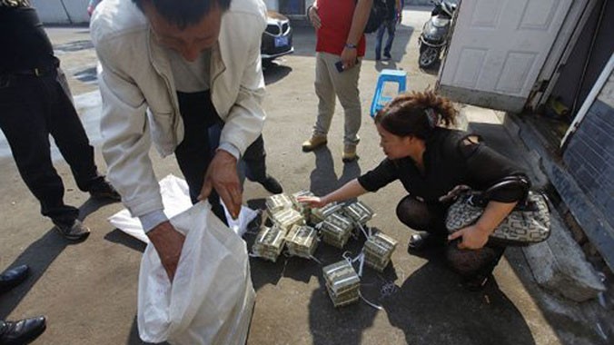 Bà Li Sufen nhận khoản bồi thường toàn bằng tiền lẻ nặng hơn 10 kg.