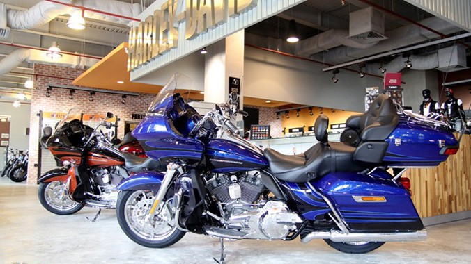 Harley-Davidson CVO Road Glide đời 2015 được bán giá 1,87 tỷ đồng, tương đương với chiếc xe sang Mercedes E 200.