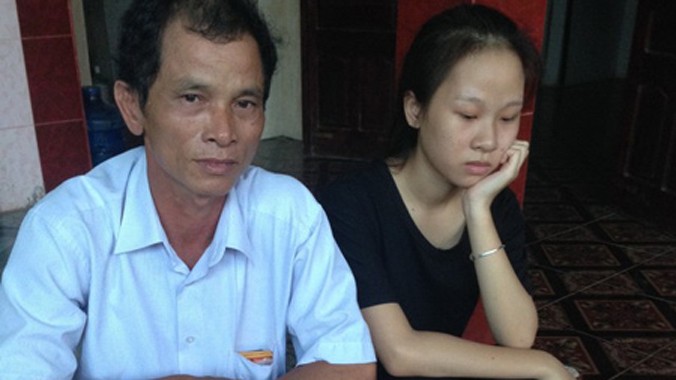 Ông Lê Thành Chung và con gái Lê Thị Bình. Ảnh: QP.