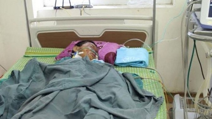 Em Nguyễn Bảo Long phải cấp cứu tại bệnh viện vì bị nát 2 bàn tay.