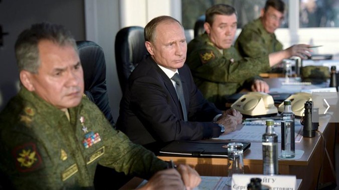 Tổng thống Nga Putin làm việc với quân đội. Ảnh: Newsweek.