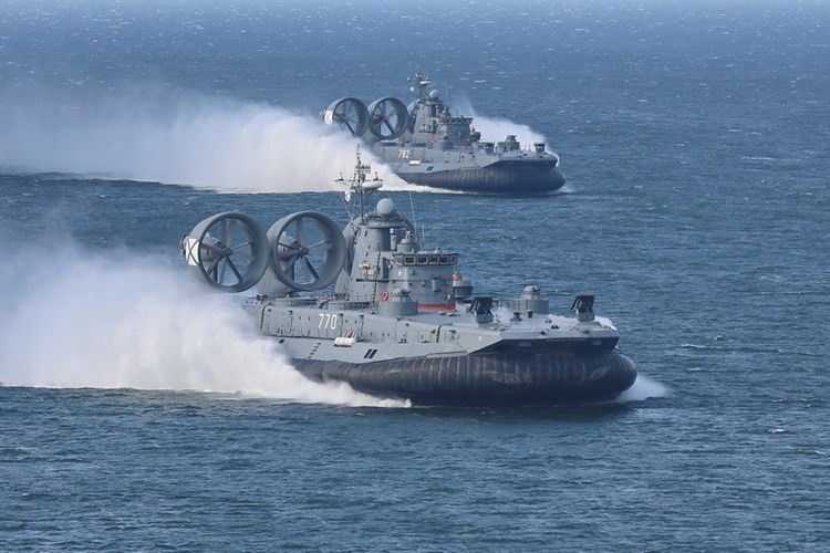 Các tàu đổ bộ Nga tham gia tập trận trên biển Baltic đều là "tinh hoa" lực lượng vận tải đổ bộ Hải quân Nga hiện nay. Ảnh: Bộ đôi tàu đổ bộ đệm khí lớn nhất thế giới lớp Zubr của Hạm đội Baltic tăng tốc lao nhanh về phía mục tiêu đánh chiếm.