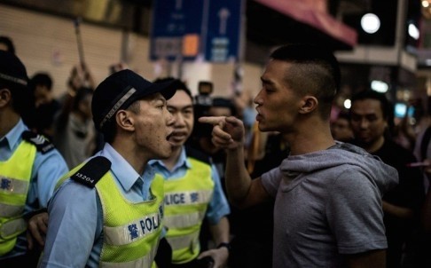 Cảnh sát Hong Kong vốn mang tiếng xấu là bất lực trước sự hoành hành của "Hội Tam Hoàng". Ảnh: SCMP.