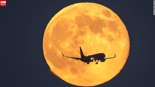 Hành khách háo hức với trải nghiệm ngắm trăng từ máy bay. Ảnh: CNN.